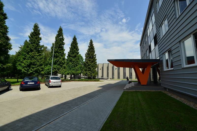 Odnowiony budynek Dyrekcji NCBJ po prawej i Park Naukowo Technologiczny w głębi