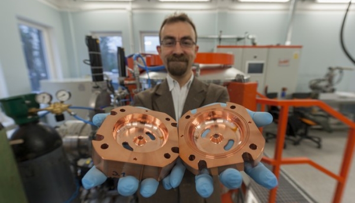 Elementy struktur przyspieszających, dr hab. inż. Sławomir Wronka, prof. NCBJ (foto: Grzegorz Krzyżewski / NCBJ)