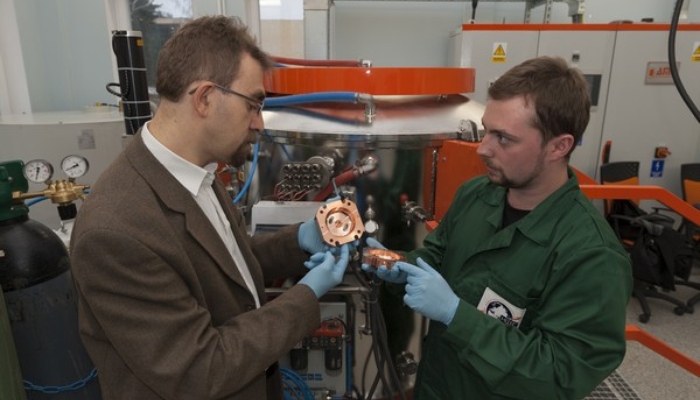 Elementy struktur przyspieszających, dr hab. inż. Sławomir Wronka, prof. NCBJ i mgr inż. Grzegorz Kędzierski (foto: Grzegorz Krzyżewski / NCBJ)