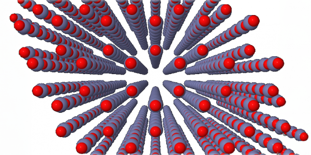 Wizualizacja ułożenia atomów w azotku galu, zorientowana wzdłuż kierunku [0001] (tzw. oś c kryształu) z widocznym kanałem utworzonym między atomami. McChasy-1 czyta położenia atomów w takich niewielkich strukturach, nieznacznie je modyfikuje, uwzględniając wibracje termiczne, a dodatkowo odpowiednio przemieszcza, by odwzorować konkretny rodzaj defektu. Następnie do takiej struktury wpuszczany jest jon helu, a program dla każdego atomu liczy prawdopodobieństwo rozproszenia jonu pod zadanym kątem. Procedura jest powtarzana aż do ustalonej wcześniej głębokości w krysztale i dla dziesiątek tysięcy jonów helu. Źródło: NCBJ