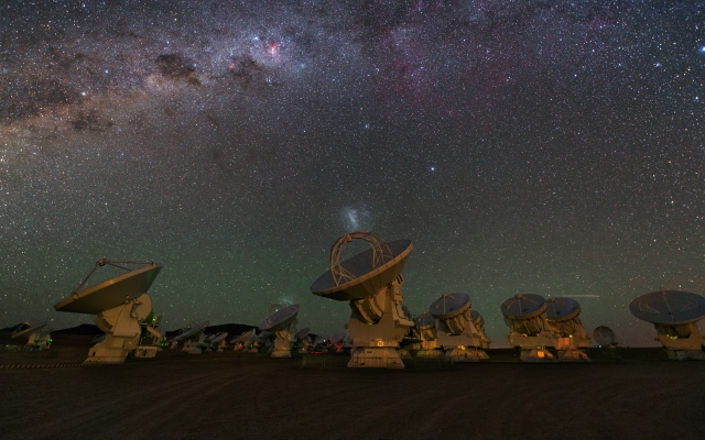 A group of ALMA 12-m antennas observing the night sky. Observations in this study were made using the 12-m antennas. (Photo: ESO/Y. Beletsky)