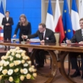 D. Verwaerde (CEA) i prof. G. Wrochna (NCBJ) podpisują porozumienie o współpracy między instytutami (fot. M. Śmiarowski KPRM)