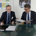 Dyrektor NCBJ Krzysztof Kurek, Dyrektor Generalny JRC Vladimir Sucha podczas podpisywania umowy, fot JRC