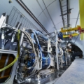 Instalacja detektora eksperymentu FASER w tunelu LHC. Źródło: CERN