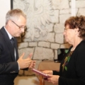 Dyrektor NCBJ prof. Krzysztof Kurek uroczyście przekazał Krzyż Kawalerski Orderu Odrodzenia Polski wdowie, Profesor Krystynie Siwek-Wilczyńskiej, XXIII Nuc­le­ar Phy­sics Work­shop — Ka­zi­mierz Dol­ny, fot.  Mi­chal War­da i An­na Zdeb