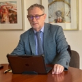Dyrektor NCBJ, prof. Krzysztof Kurek podpisuje kontrakt na dostarczenie elementów projektu podstawowego reaktora badawczego HTGR