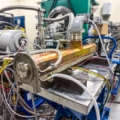 Struktura przyspieszająca do akceleratora FLASH na stanowisku testowym, uruchomionym w ramach projektu Utworzenie centrum informacyjno-wdrożeniowego przemysłowych technik radiacyjnych CentriX w NCBJ (Foto: Marek Pawłowski / NCBJ)