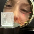 Kryształ scyntylacyjny jodku cezu domieszkowanego talem, prezentowany przez dr Zuzannę Mianowską z Narodowego Centrum Badań Jądrowych w Świerku. (Źródło: NCBJ)