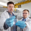 Prof. Jacek Rzadkiewicz i dr Rafał Prokopowicz z zasobnikiem do napromieniania próbek w celu produkcji izotopów renu  (foto: NCBJ)