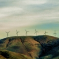 Farma wiatrowa umiejscowiona na szczycie wzgórza. Źródło: https://www.publicdomainpictures.net/en/view-image.php?image=270398&picture=wind-turbines