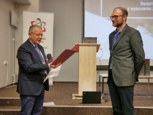 dr Konrad Klimaszewski podczas wręczania dyplomu