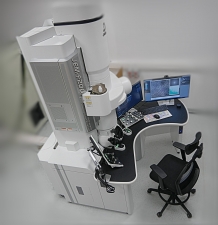 Nowy transmisyjny mikroskop elektronowy (TEM) JEM-F200 firmy JEOL uruchomiony w NOMATEN CoE (Foto: NCBJ)