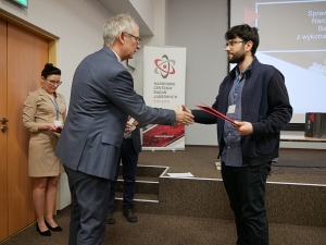 mgr Kamil Skwarczyński podczas wręczania dyplomu 
