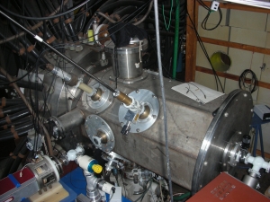 Układ plazmowy PF-360U: widok komory próżniowej układu (po lewej), widok elektrod miedzianych układu umieszczonych wewnątrz komory próżniowej (po prawej)