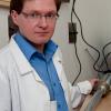 Rafał Prokopowicz z konwerterem neutronów (fot. NCBJ)