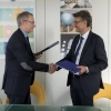 Dyrektor NCBJ Krzysztof Kurek, Dyrektor Generalny JRC Vladimir Sucha podczas podpisywania umowy, fot JRC