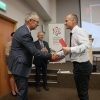 dr hab. Michał Gierlik, prof. NCBJ, reprezentant zespołu dr Łukasza Janiaka, podczas wręczania dyplomu 