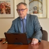 Dyrektor NCBJ, prof. Krzysztof Kurek podpisuje kontrakt na dostarczenie elementów projektu podstawowego reaktora badawczego HTGR