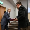 mgr inż. Jan Klimaszewski podczas wręczania dyplomu