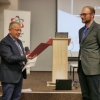 dr Konrad Klimaszewski podczas wręczania dyplomu