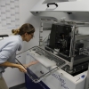 Przygotowania do badań nanomechanicznych po implantacji jonowej z użyciem urządzenia NanoTest Vantage w Narodowym Centrum Badań Jądrowych w Świerku. (Źródło: NCBJ)