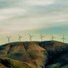 Farma wiatrowa umiejscowiona na szczycie wzgórza. Źródło: https://www.publicdomainpictures.net/en/view-image.php?image=270398&picture=wind-turbines